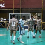 Jogadores de futsal em quadra durante a Copa TV Grande Rio