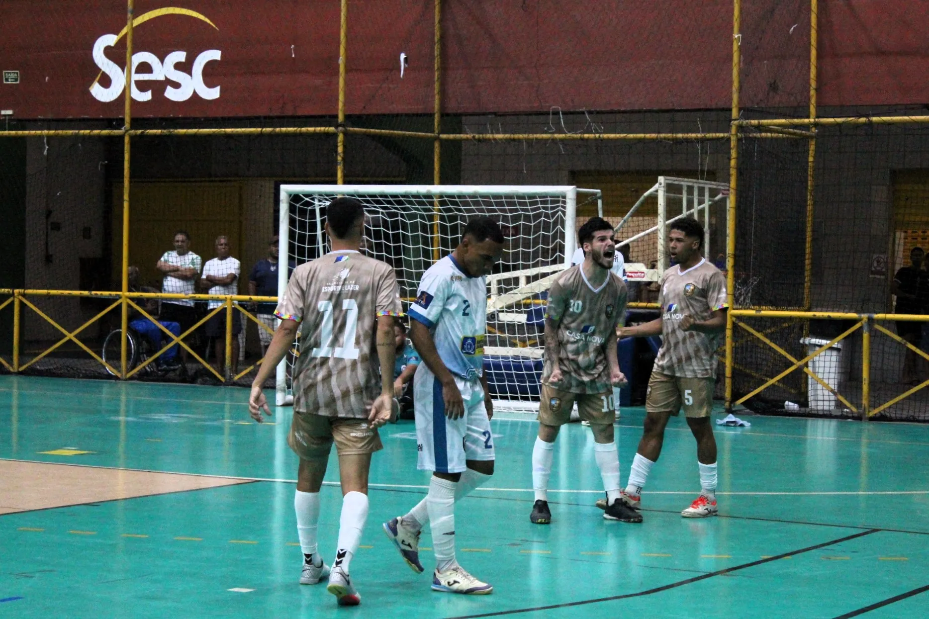 Jogadores de futsal em quadra durante a Copa TV Grande Rio