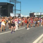 Fãs dançando Waka Waka na Praia de Copacabana para show da Shakira