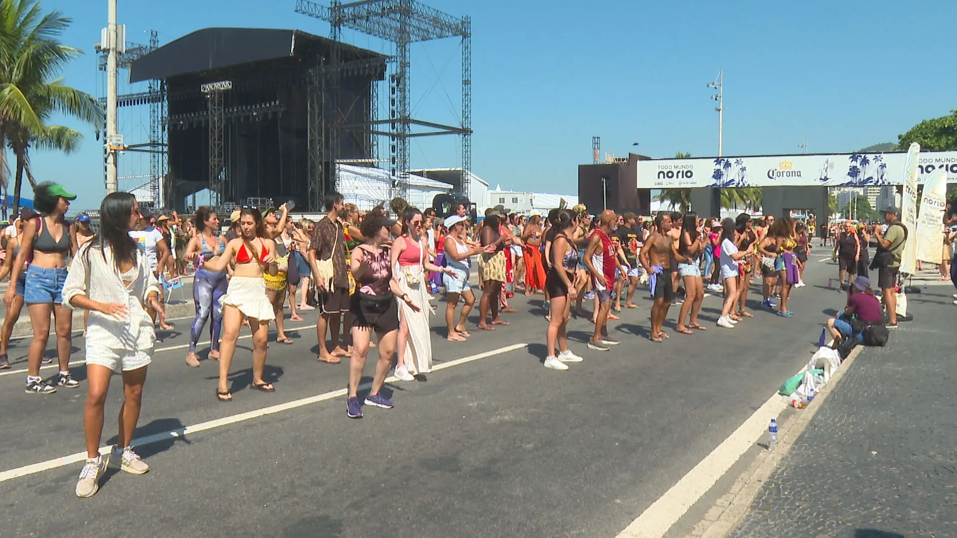 Fãs dançando Waka Waka na Praia de Copacabana para show da Shakira