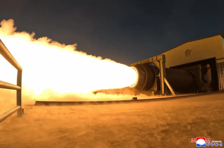 Teste de motor de foguete de combustível sólido da Coreia do Norte