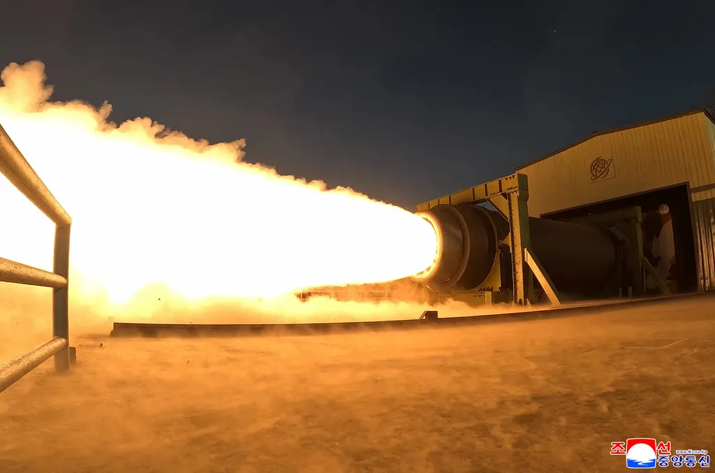 Teste de motor de foguete de combustível sólido da Coreia do Norte