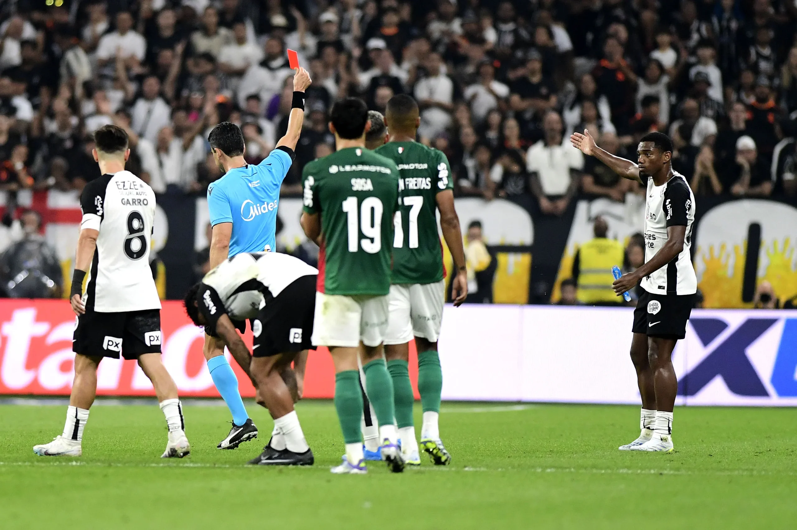 Jogador André do Corinthians em campo após receber multa por indisciplina