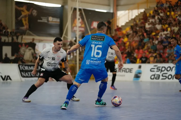 Jogadores de Corinthians e Sorocaba disputando bola em clássico da Liga Futsal 2026