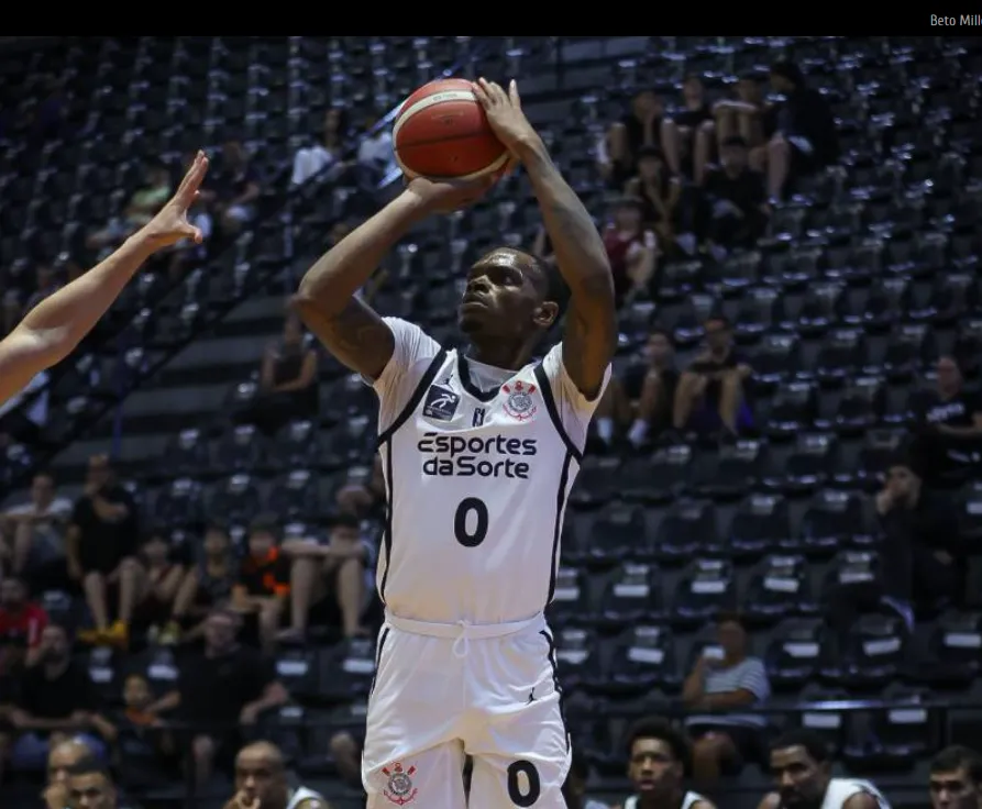 Thomas do Corinthians NBB em ação, realizando a cesta da vitória contra a Unifacisa.