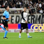 Confusão Corinthians Palmeiras no túnel do vestiário e drone com porco de pelúcia no campo.