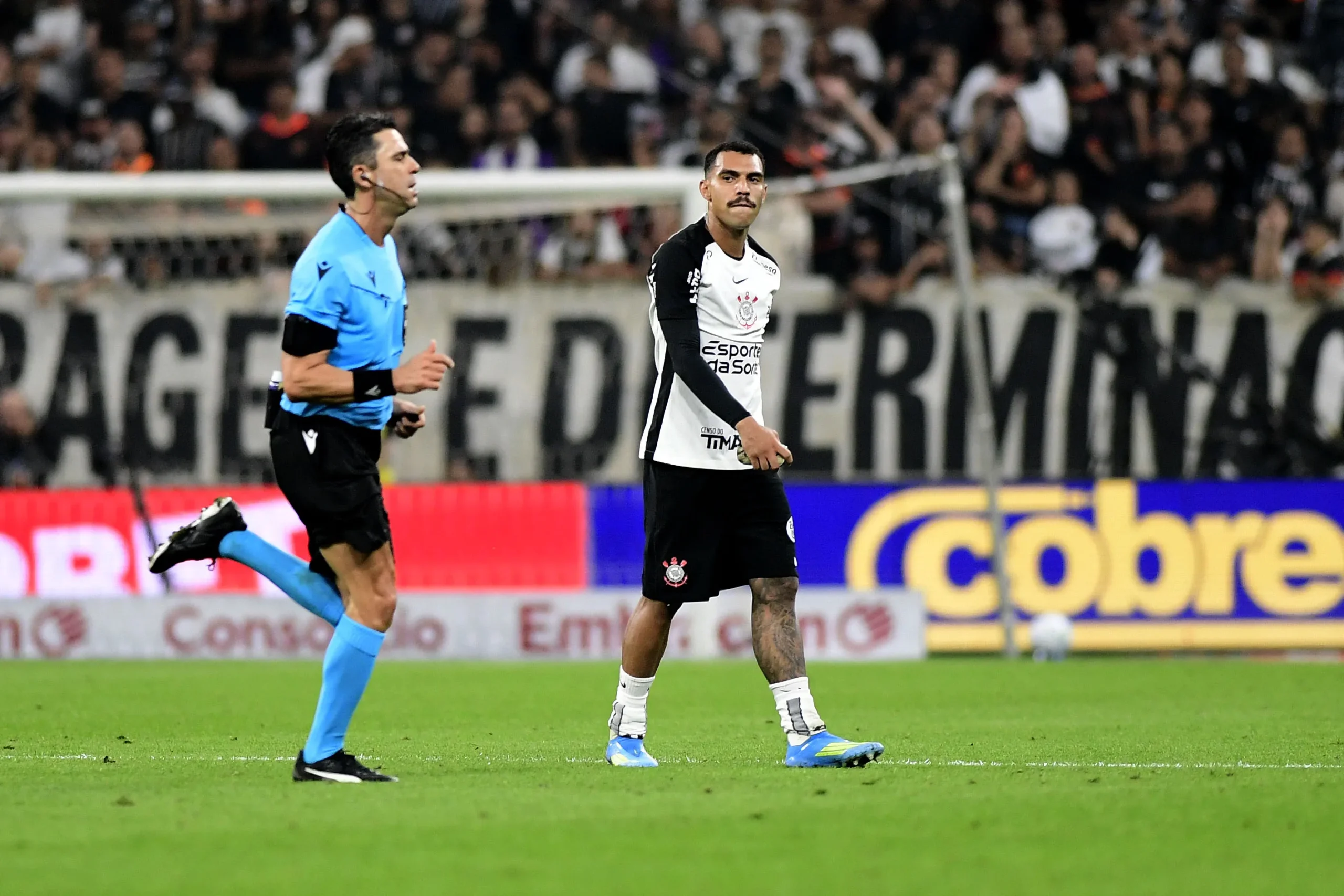Confusão Corinthians Palmeiras no túnel do vestiário e drone com porco de pelúcia no campo.