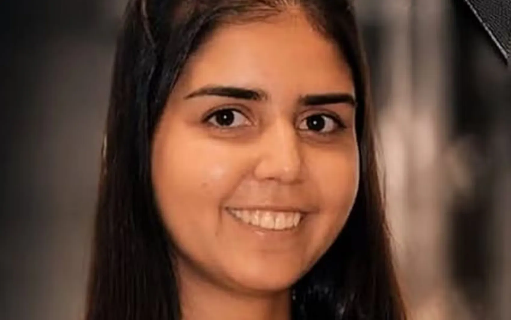 Pessoas em luto durante o sepultamento de Íris Cândida, jovem vítima de ataque com fogo, em Delfinópolis, MG.