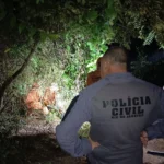 Polícia Civil em Iguaba Grande investigando área de mata onde corpo foi encontrado