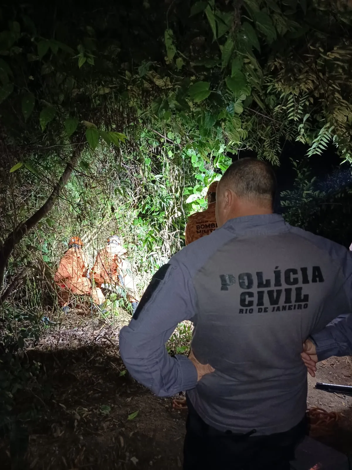 Polícia Civil em Iguaba Grande investigando área de mata onde corpo foi encontrado