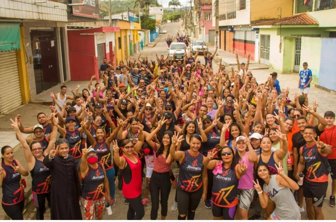 Pessoas correndo na corrida beneficente "JB Fitness" em Maraial, com o objetivo de arrecadar alimentos e promover saúde.