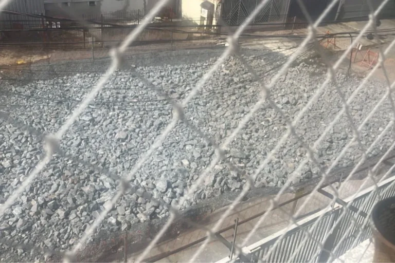 Cratera profunda em rua residencial de São José dos Campos com casas e prédio interditados