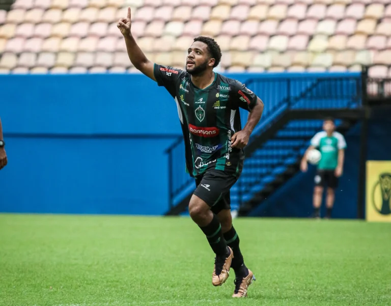 Cauã Lucca Manaus celebrando gol em jogo da Série D