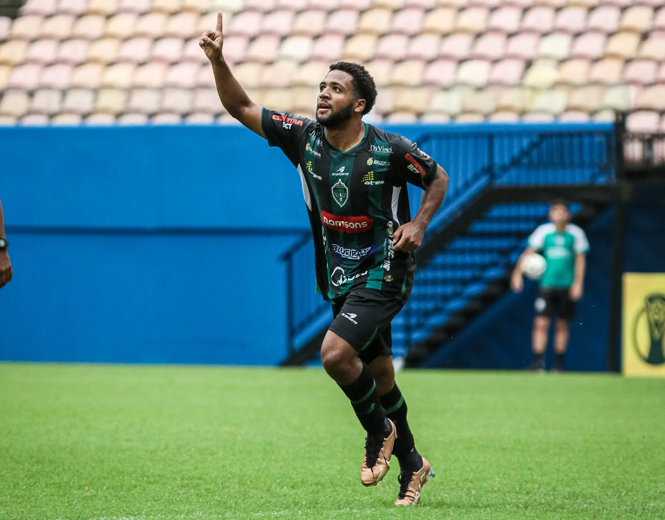 Cauã Lucca Manaus celebrando gol em jogo da Série D