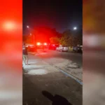 Cena noturna de rua com luzes de carro e silhuetas de pessoas, simbolizando o impacto da morte de uma criança atropelada em Sorocaba.