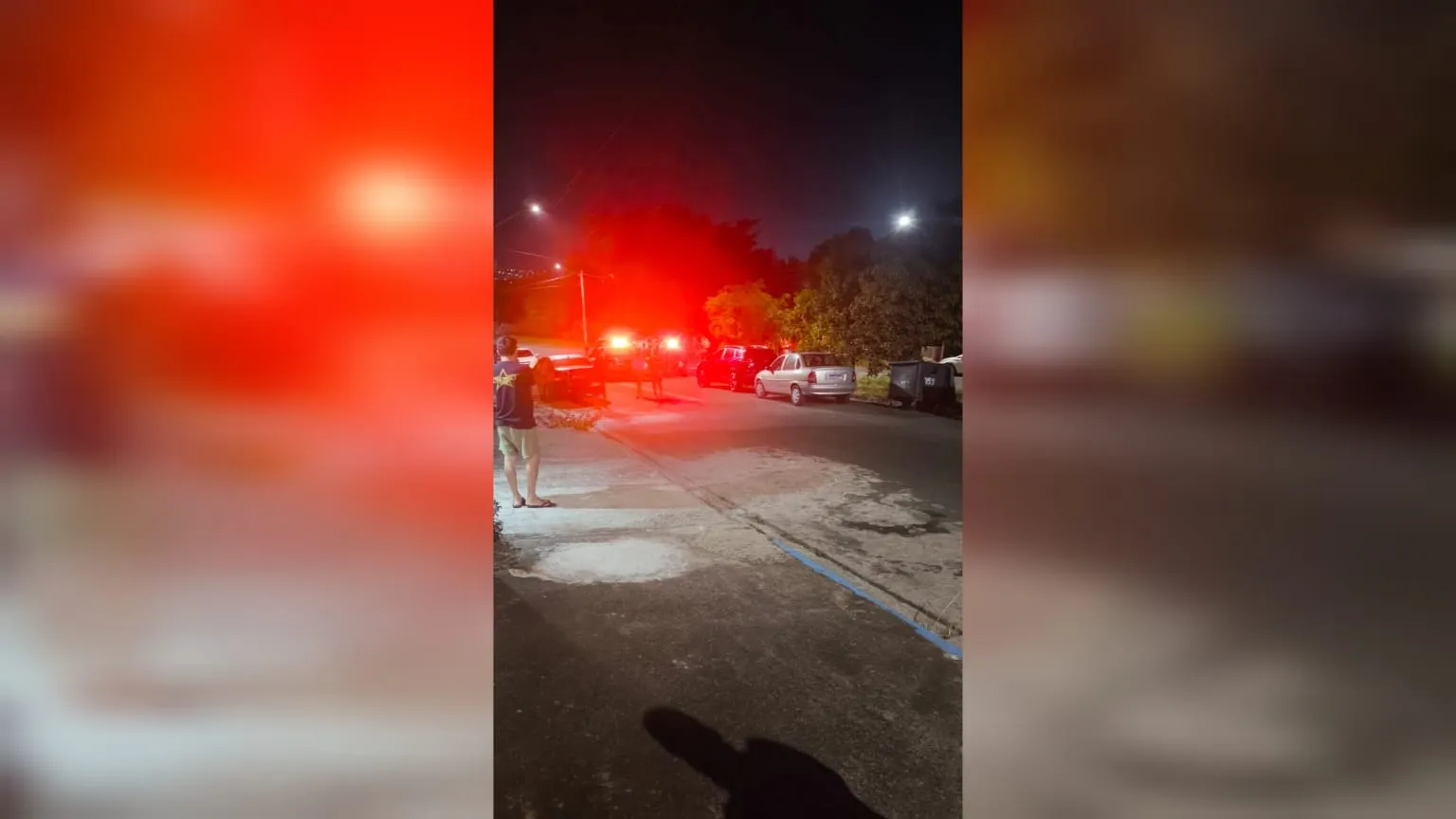 Cena noturna de rua com luzes de carro e silhuetas de pessoas, simbolizando o impacto da morte de uma criança atropelada em Sorocaba.