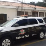 Mão de criança com acesso venoso, simbolizando medicação por engano em hospital