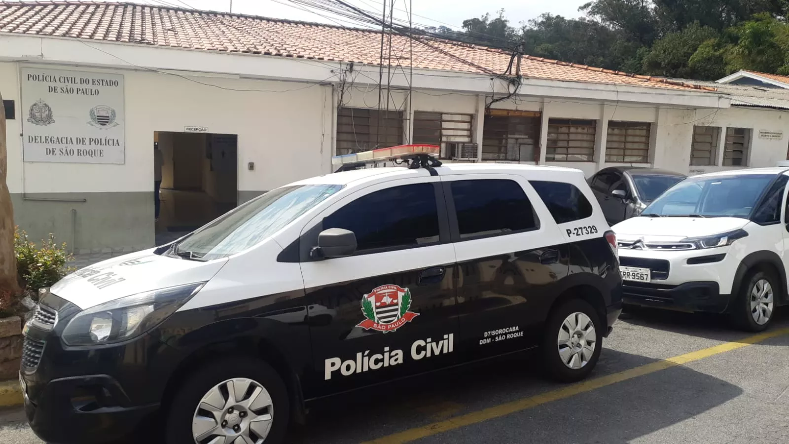 Mão de criança com acesso venoso, simbolizando medicação por engano em hospital