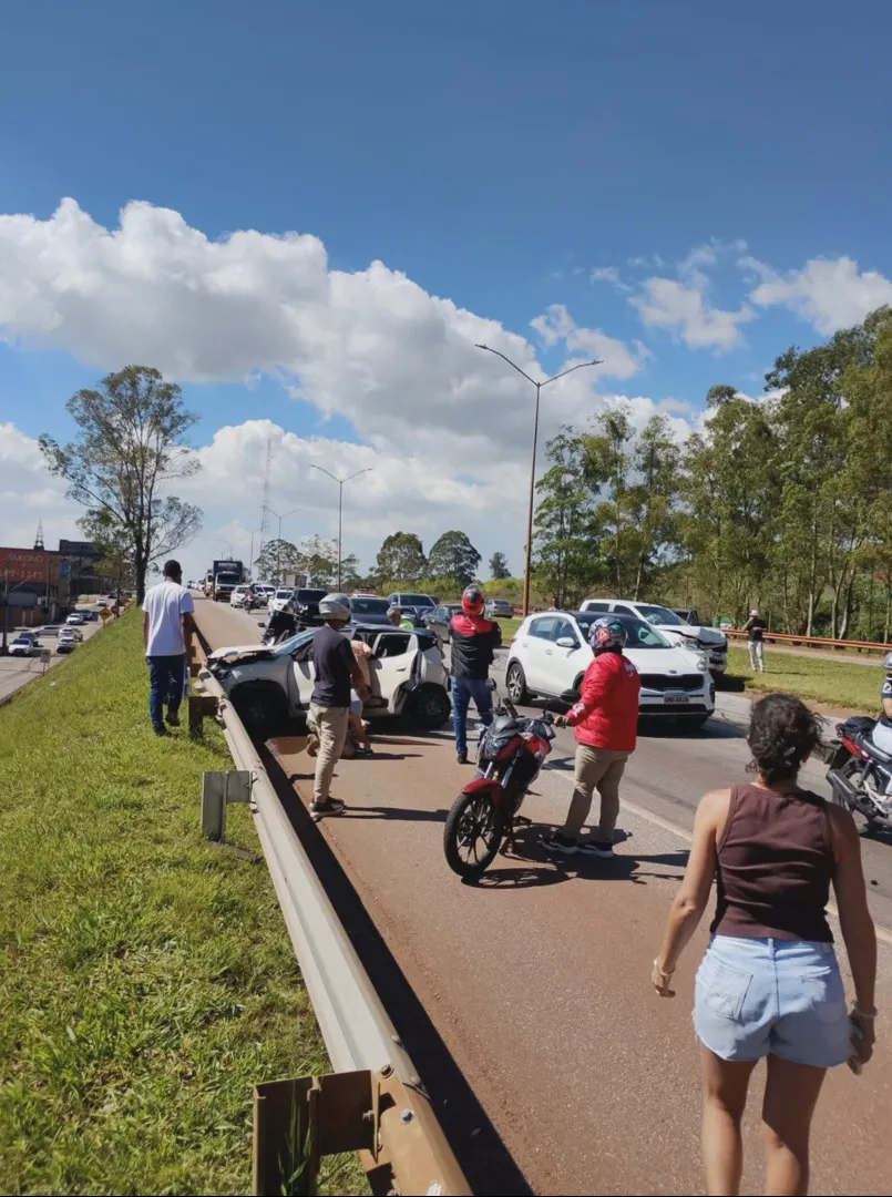 Engavetamento BR-040 Nova Lima, criança ferida, acidente múltiplos veículos