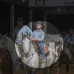 Foto de uma criança a cavalo, simbolizando a vida de Ana Júlia e sua dedicação ao esporte equestre.