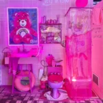 Criança fazendo xixi em exposição de arte, obra de arte banheiro, confusão em galeria