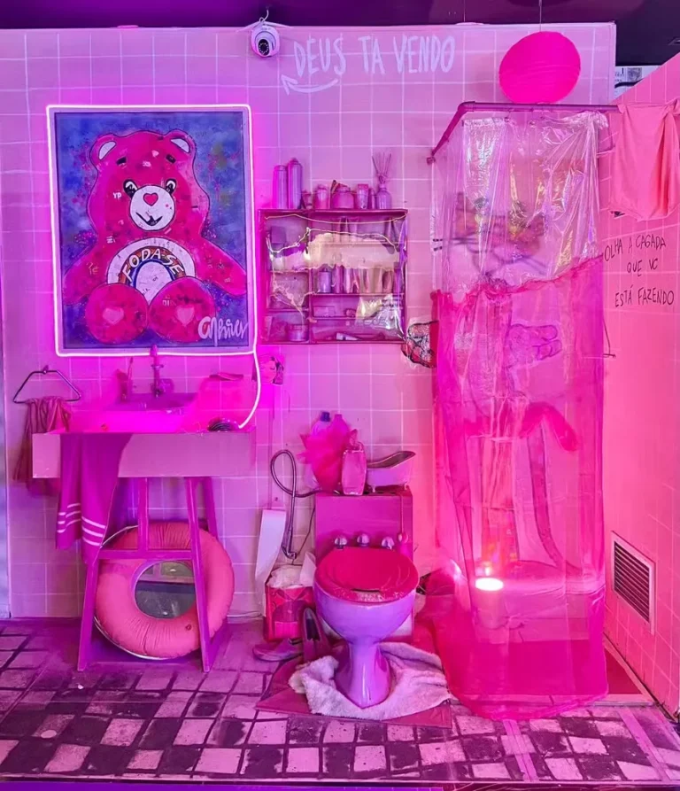 Criança fazendo xixi em exposição de arte, obra de arte banheiro, confusão em galeria