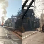 Carro em chamas na rua após atropelamento de crianças em Pouso Alegre
