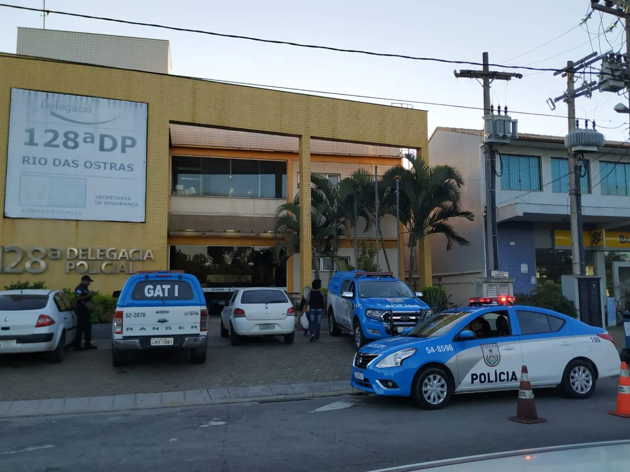 Crianças abraçam a mãe na delegacia após resgate policial