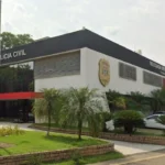 Casa revirada após furto de joias em Jundiaí, com objetos espalhados e porta arrombada.