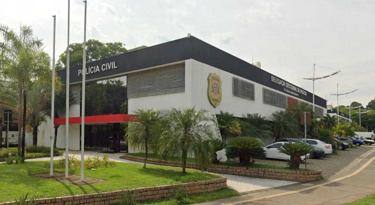 Casa revirada após furto de joias em Jundiaí, com objetos espalhados e porta arrombada.