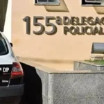Cena de crime com fita amarela e viatura policial em frente a uma casa após roubo em São Sebastião do Alto.