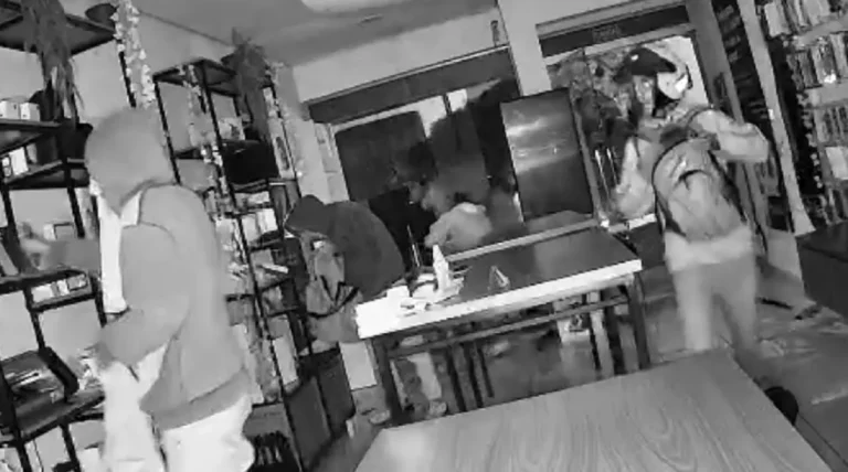 Dois homens mascarados em motocicleta arrombam porta de loja de eletrônicos em Borborema.