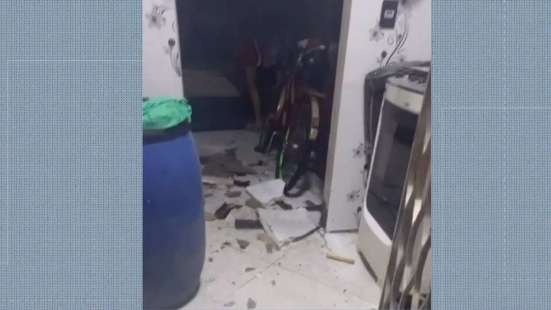 Veículo blindado da PM em Curicica sendo alvo de drone com granada