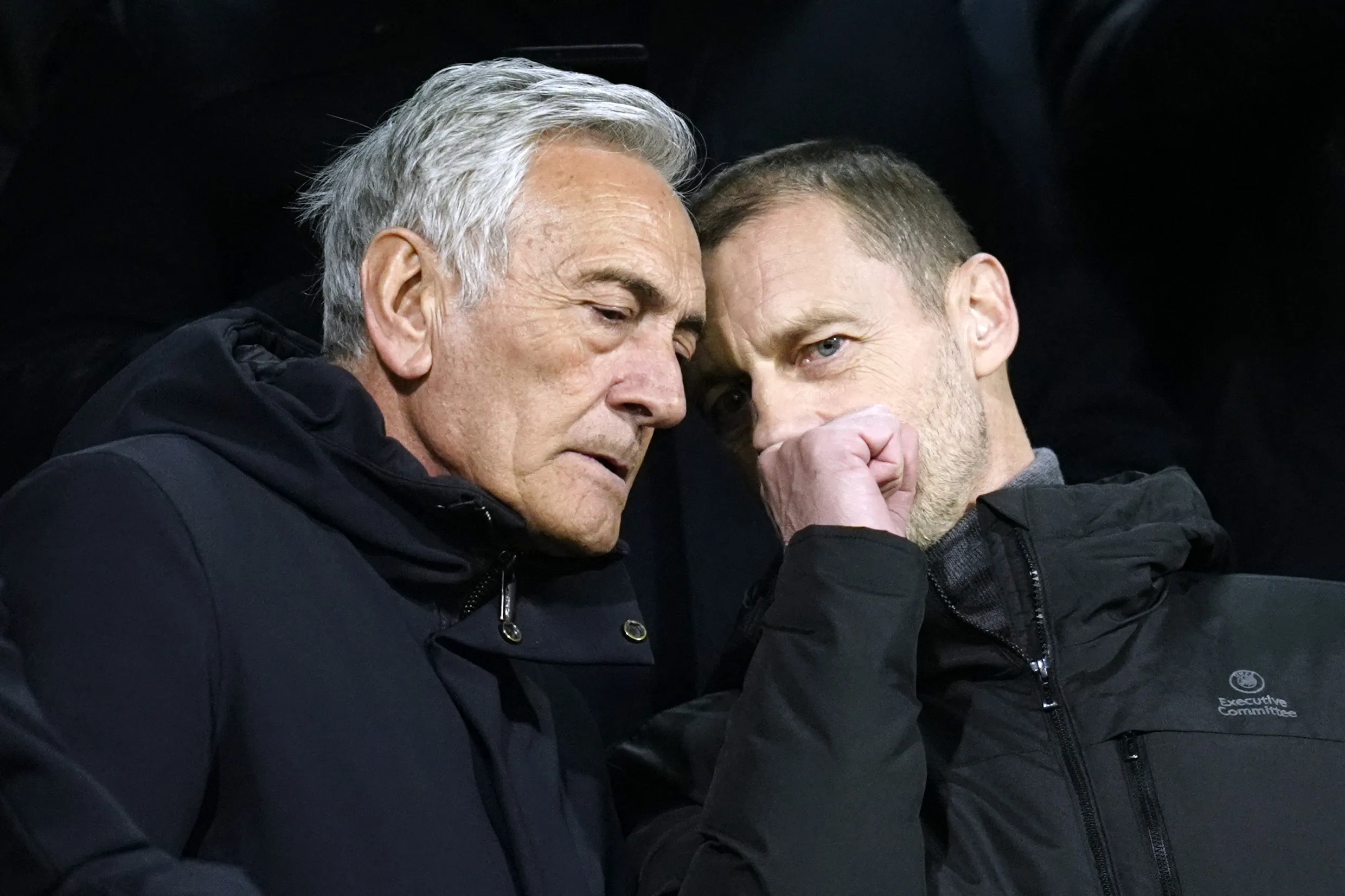 Presidente da Federação Italiana de Futebol renuncia após eliminação da seleção da Copa do Mundo, gerando crise no futebol italiano.