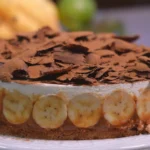 Torta de banana caseira, com base que oferece crocância, recheio de doce de leite e cobertura de creme.