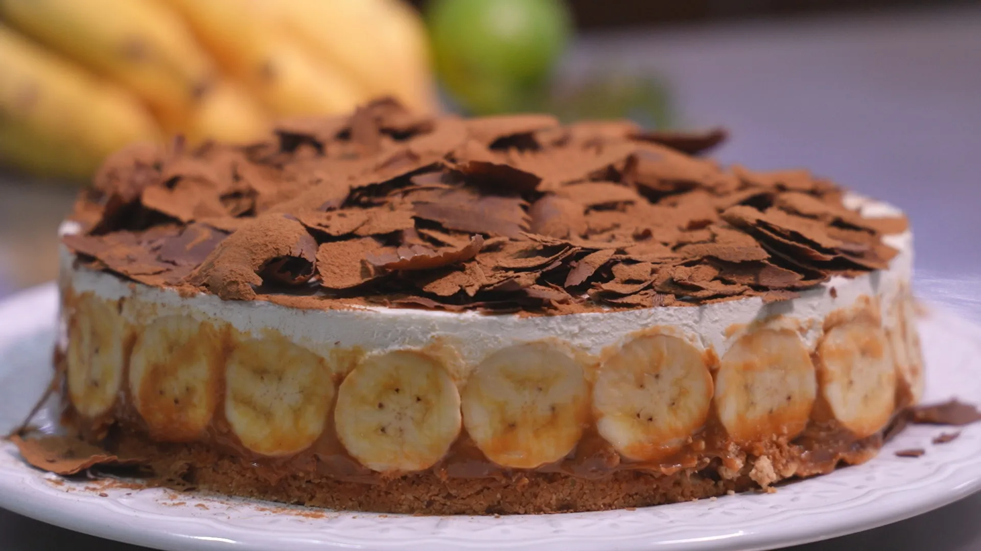 Torta de banana caseira, com base que oferece crocância, recheio de doce de leite e cobertura de creme.
