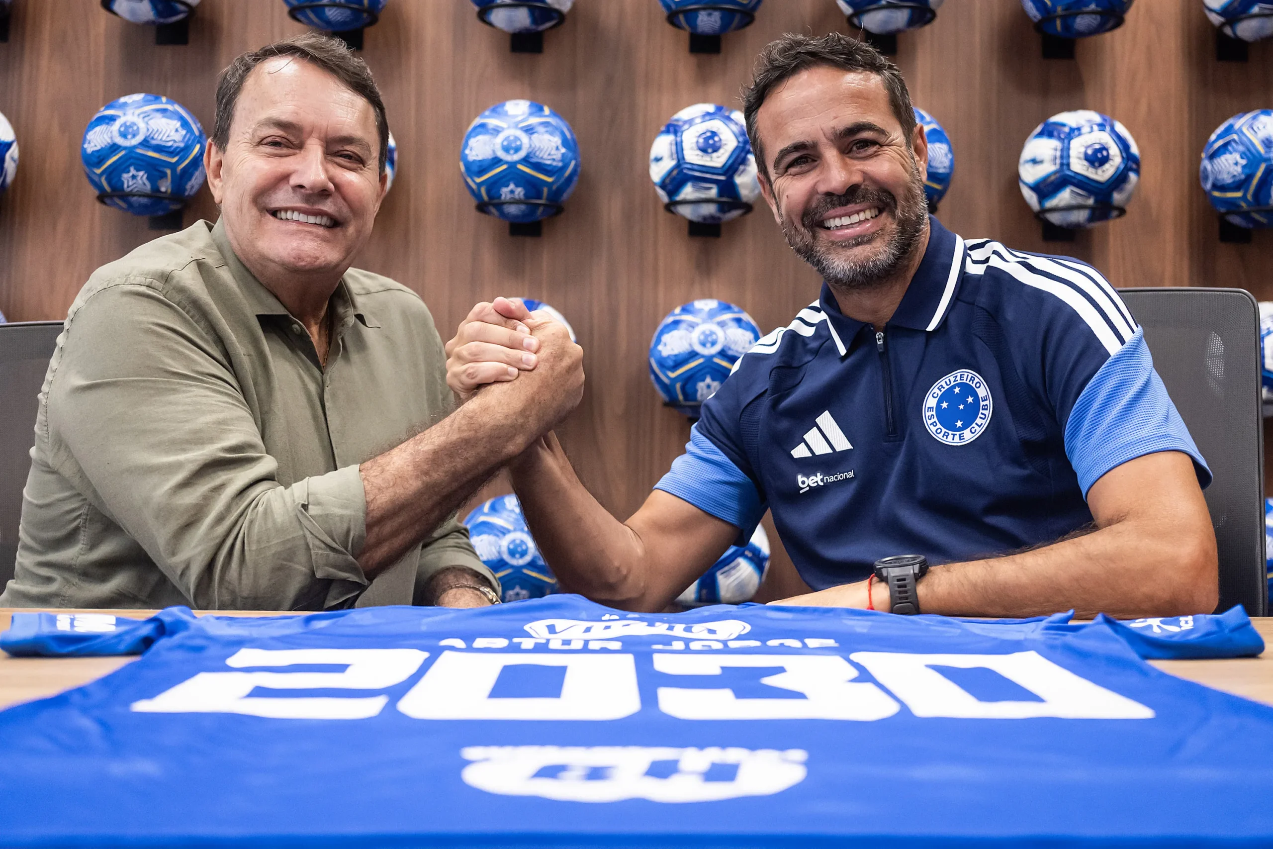 Artur Jorge e Pedro Lourenço em reunião sobre as contratações do Cruzeiro