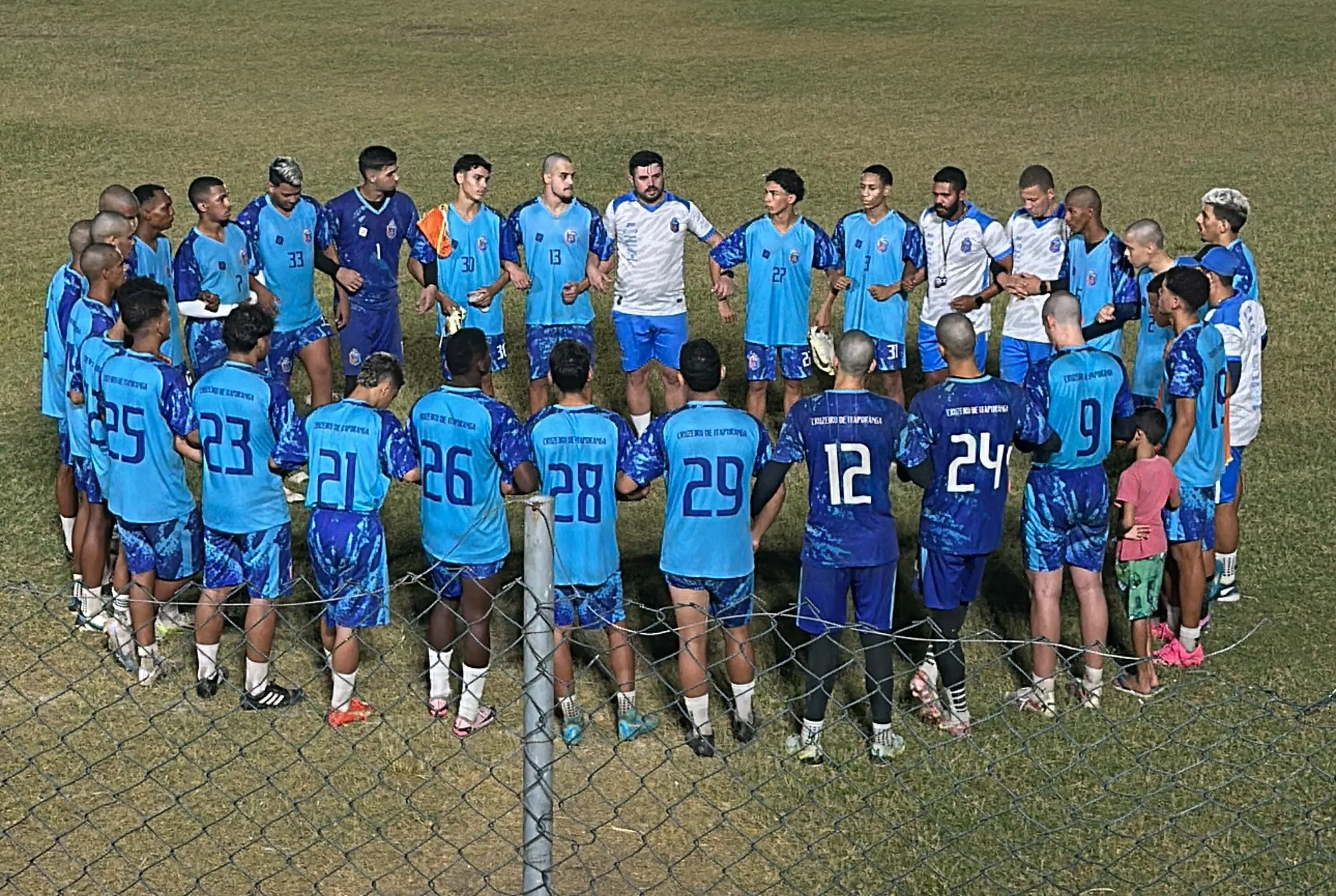 Equipe juvenil do Cruzeiro-PB treinando em campo de futebol, simbolizando a preparação para o Campeonato Paraibano Sub-20 e a mudança de mando de campo para Mari.