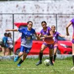 Meninas jogando futebol em campo verde, Campeonato Acreano Feminino Sub-15