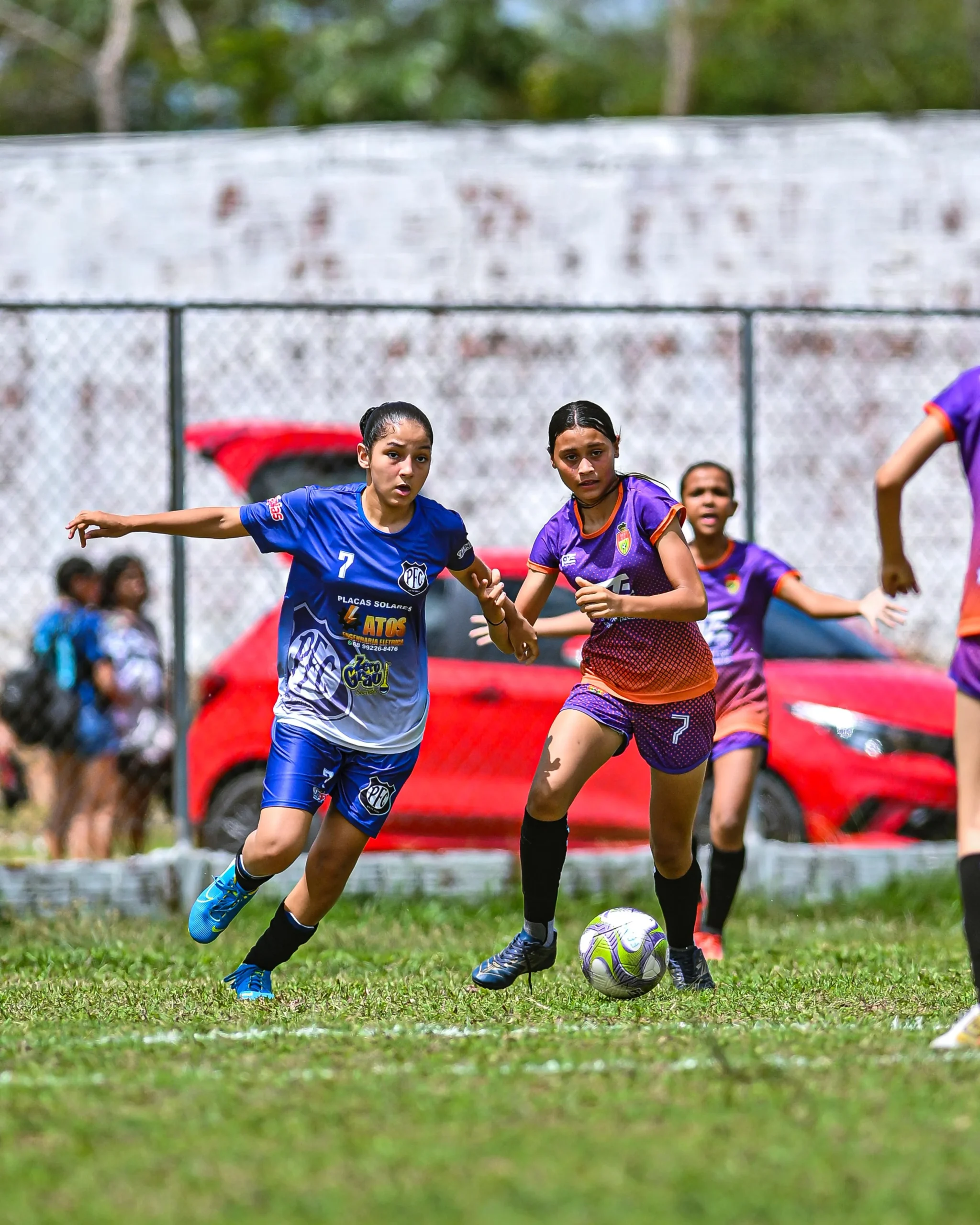 Meninas jogando futebol em campo verde, Campeonato Acreano Feminino Sub-15