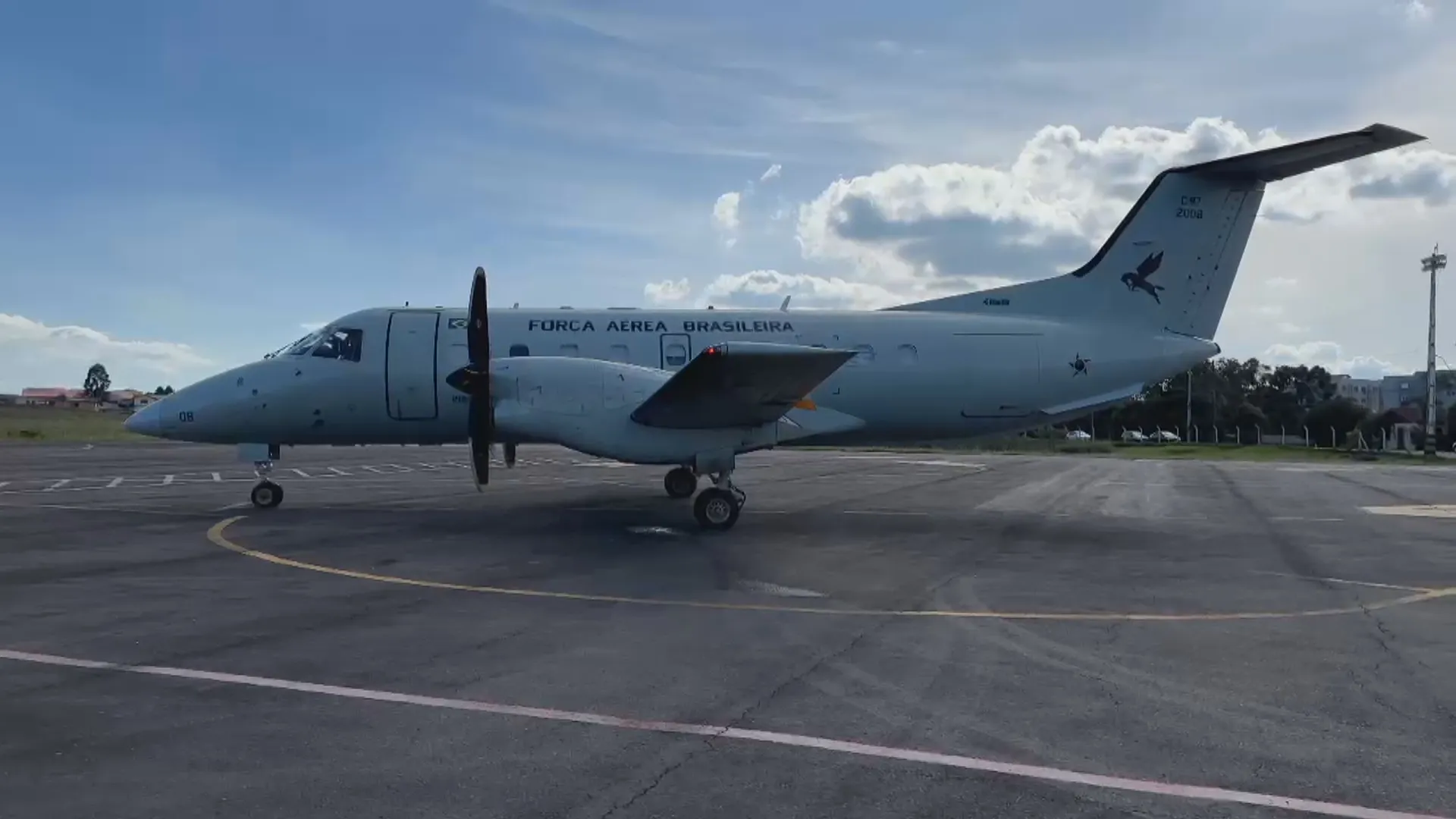 Avião da FAB estacionado em pista, representando falhas de uso e auditoria do TCU