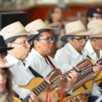 Alaúde árabe, vihuela portuguesa e viola caipira brasileira lado a lado, mostrando a evolução do instrumento