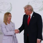 Donald Trump e Giorgia Meloni, líderes políticos, em reunião com expressões sérias.
