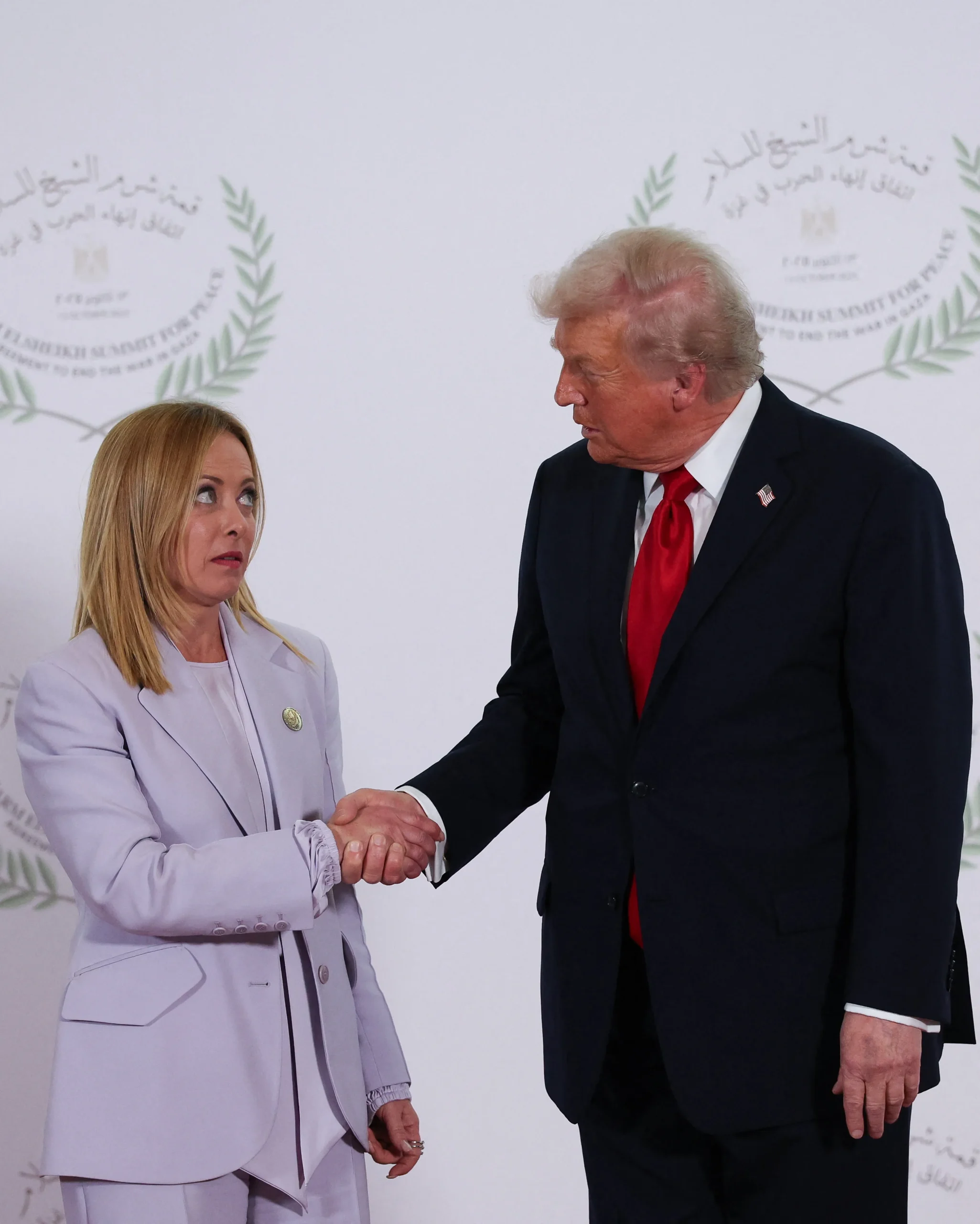 Donald Trump e Giorgia Meloni, líderes políticos, em reunião com expressões sérias.