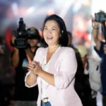 Pessoas votando em uma seção eleitoral durante a eleição presidencial no Peru