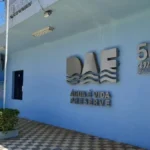 Trabalhadores instalando tubos de PVC em obra na rede de água em Bauru