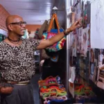 Bolsas de crochê artesanais vibrantes em exposição