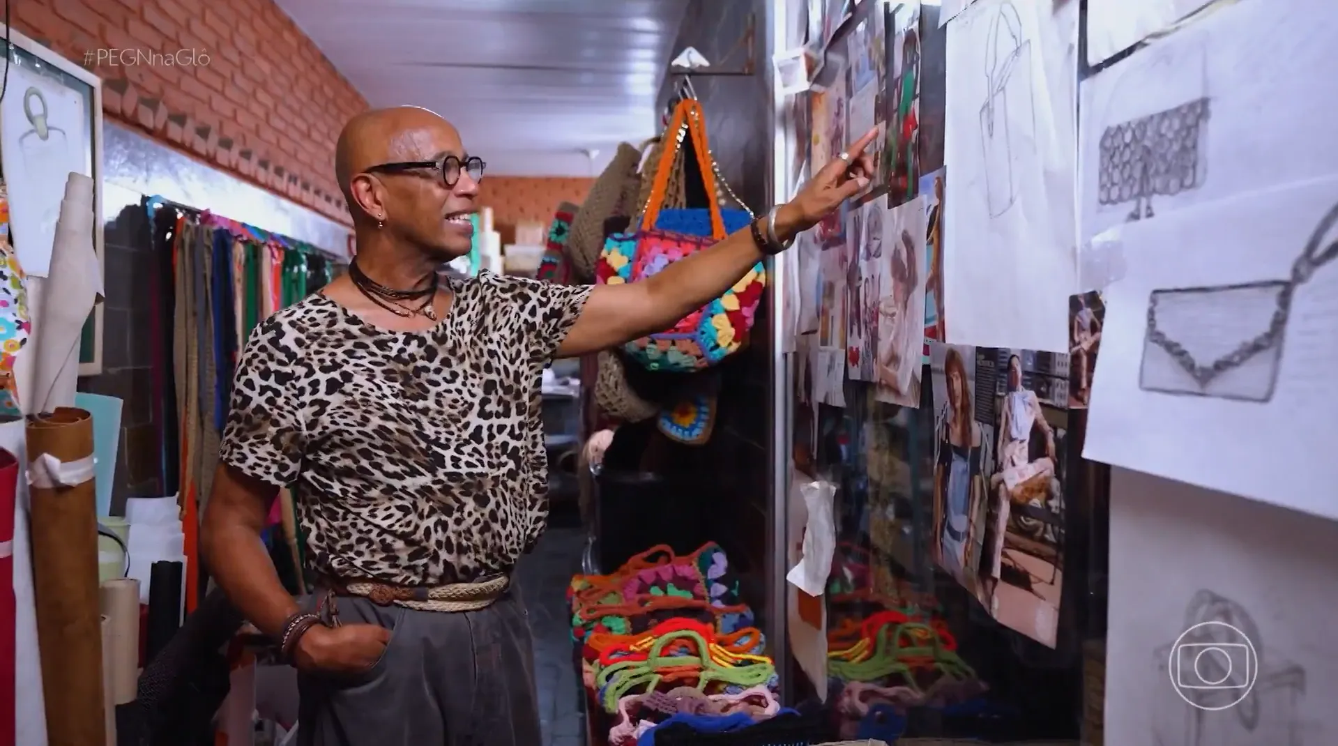 Bolsas de crochê artesanais vibrantes em exposição