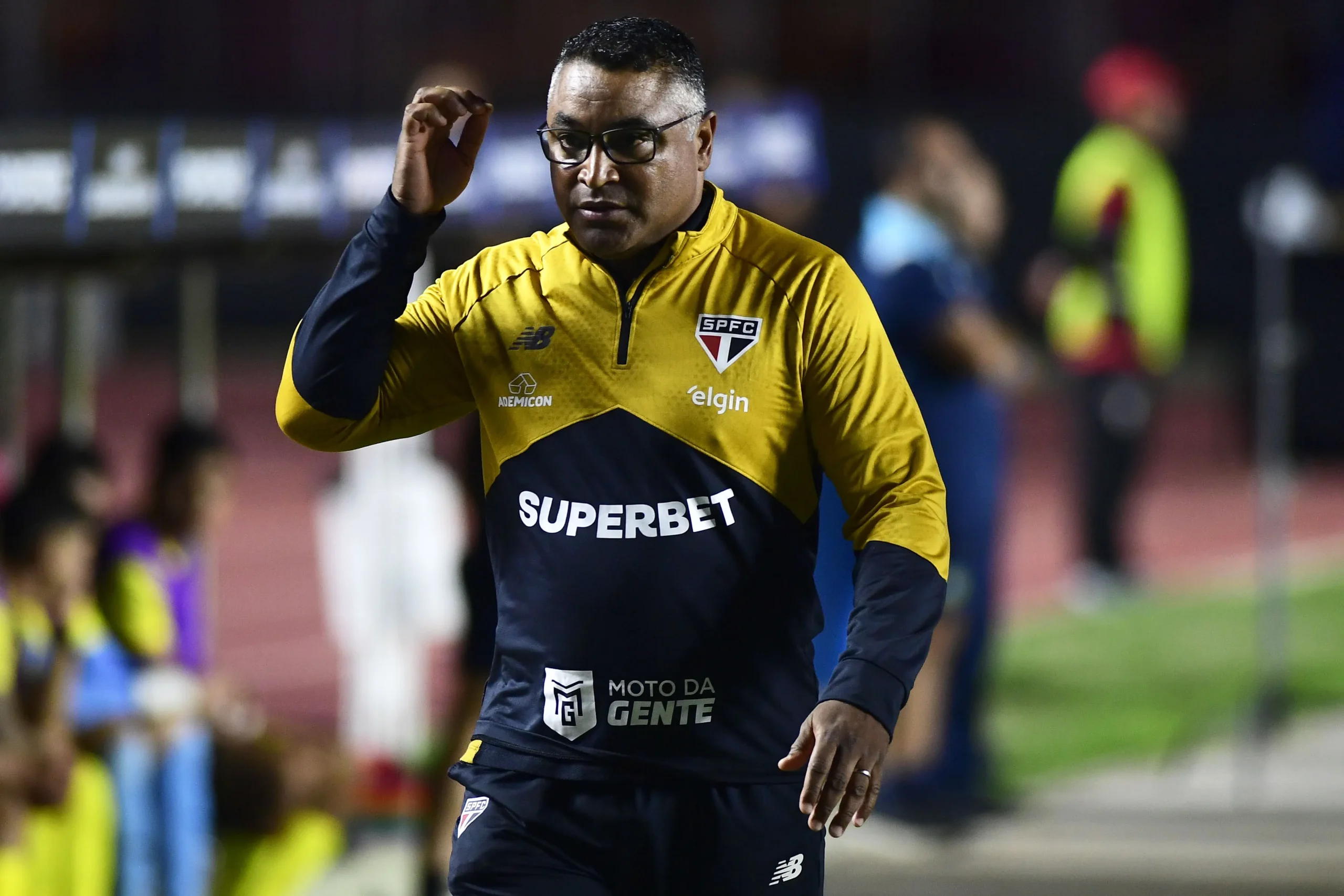 Roger Machado preocupado com o meio-campo desfalcado do São Paulo