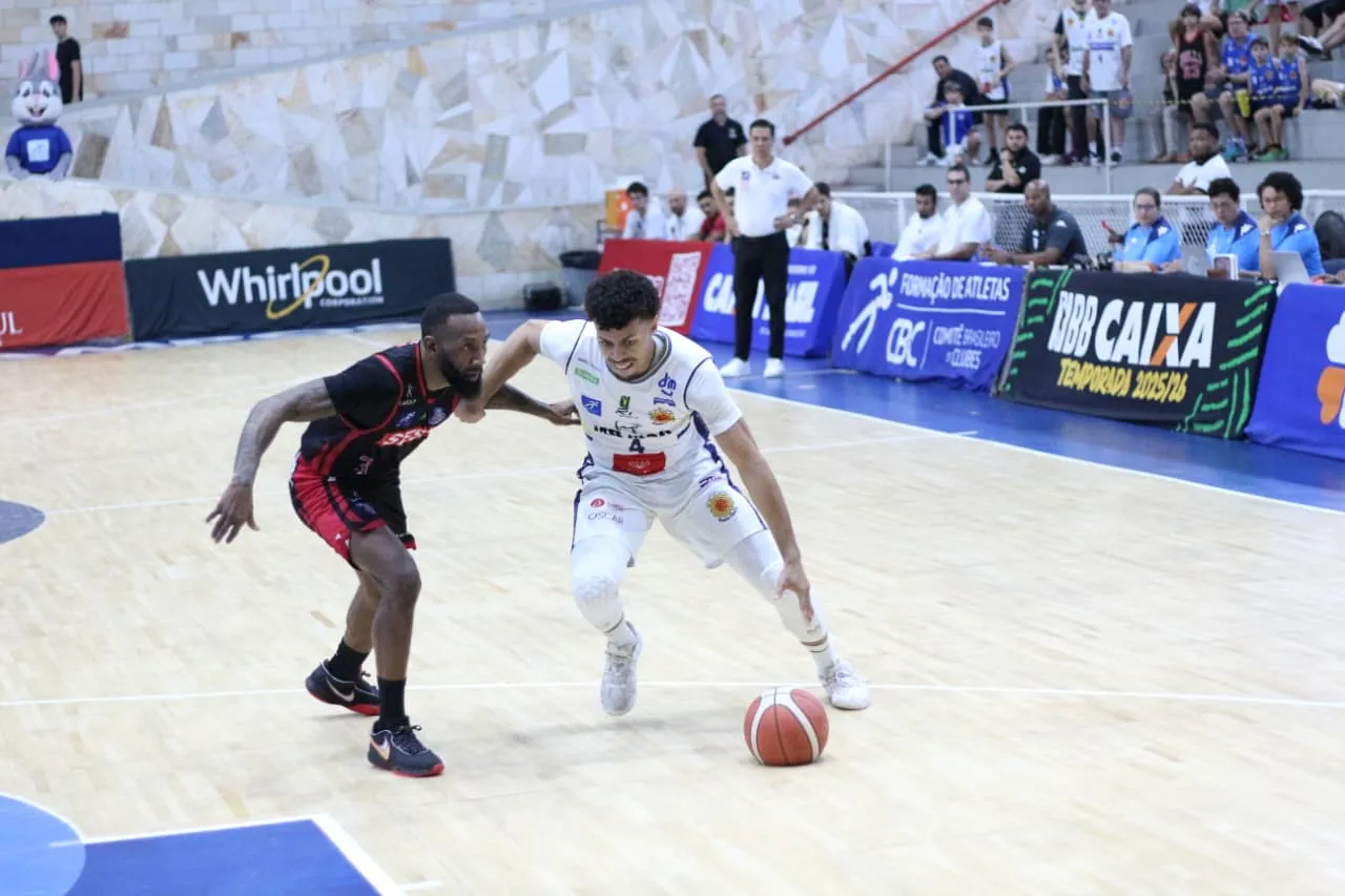 Partida de basquete NBB entre São José e Brasília